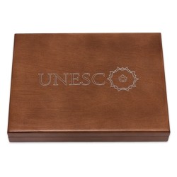 Dřevěná etue na platinové mince UNESCO