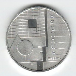 Stříbrná pamětní mince Bauhaus Dessau 2004, b.k.